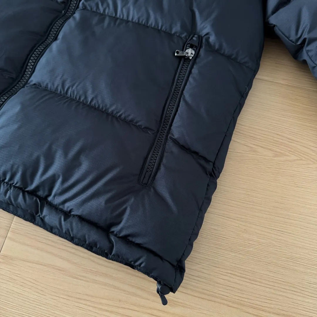 Style number: Y 177 Polo Ralph Lauren 2025 pony embroidered glossy half-turtle collar down jacket, neatly cut to create a smart posture, return to the hustle and bustle of the city. Filled with white duck down, it is warm and comfortable without being bulky, without losing personality and looking low-key! It has a certain sense of hierarchy! Original custom fabric. With a certain sense of color Color: Glossy Black Matte Black Dark Blue White Size: S M L XL XXL